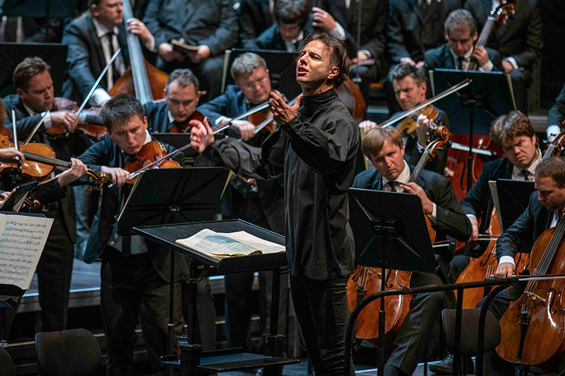 Teodor Currentzis am Dirigentenpult bei Konzert