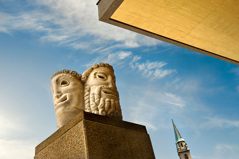 Masken vor dem Salzburger Festspielhaus von schräg unten gesehen