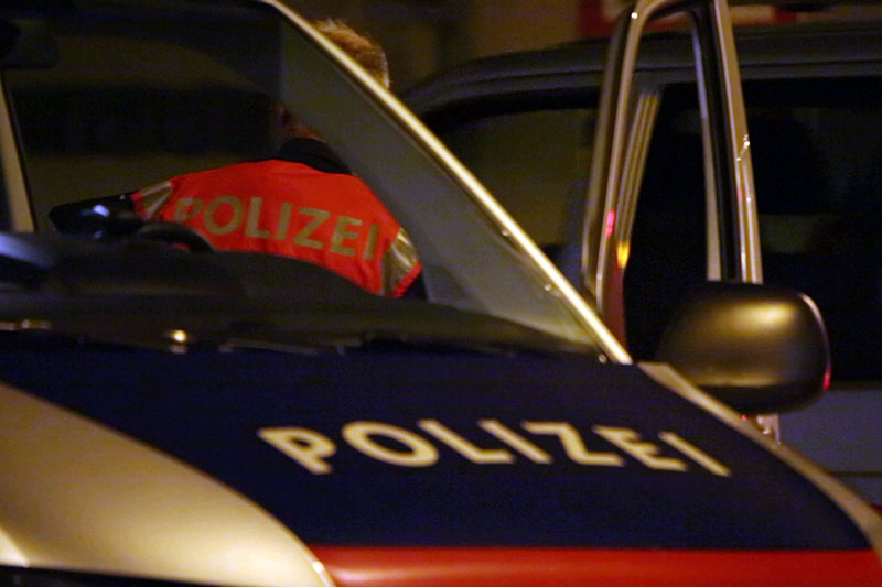 Polizeiauto mit Polizeieinsatzleiter in der Nacht