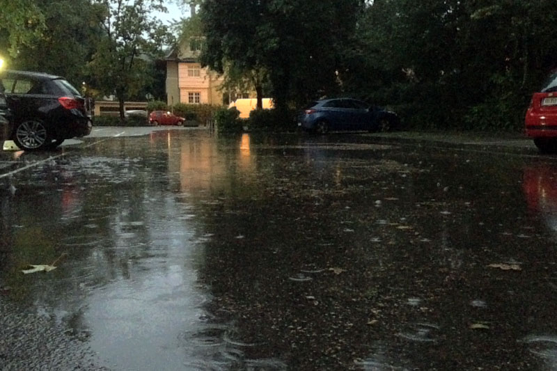 Überschwemmter Parkplatz nach Regen