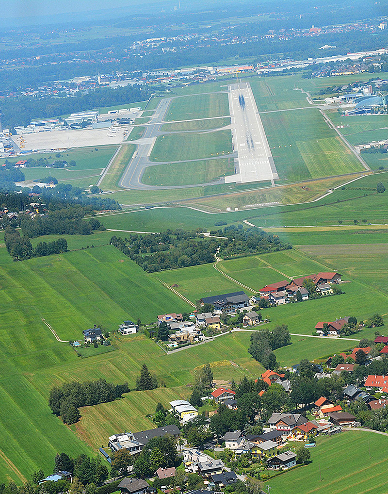 Salzburg Airport Piste 33 Anflug von Süden LOWS Flughafen