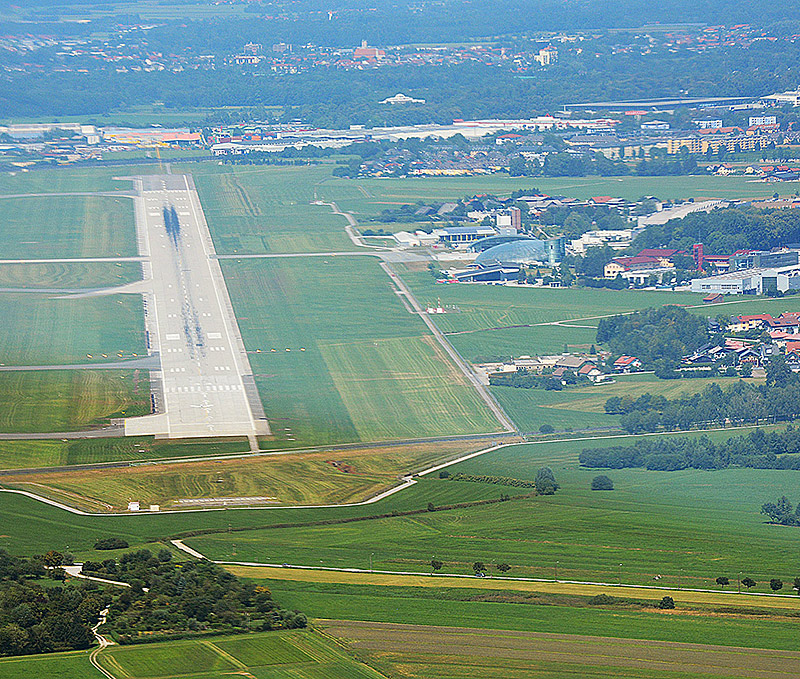 Salzburg Airport Piste 33 Anflug von Süden LOWS Flughafen Hangar 7 Red Bull