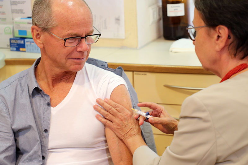 Gesundheitsreferent Christian Stöckl bekommte eine Impfung per Spritze in den Oberarm