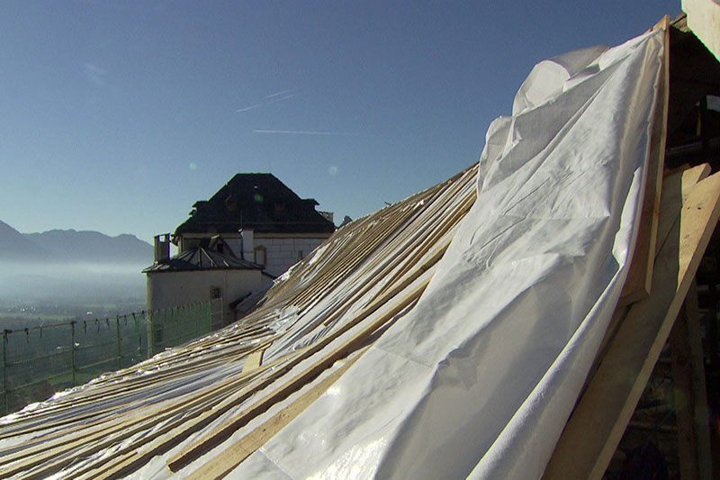 Mit Plastikplanen abgedeckter Dachstuhl auf der Salzburger Festung