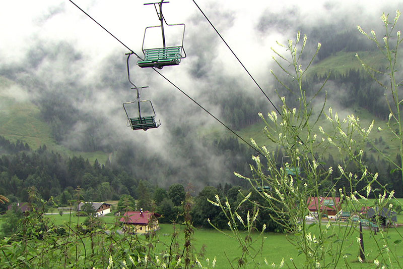 Stillstehender Sessellift in Gaißau Hintersee im Sommer bei Wolken