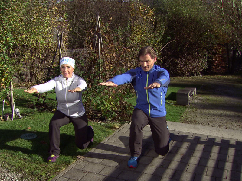 Doresia Krings und Michael Mayrhofer bei der Kombiübung Kniebeuge-Ausfallschritt
