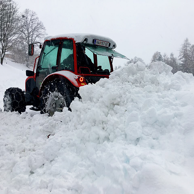 Traktor Schneemassen Schnee Massen Neuschnee
