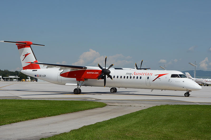 Dash Turbopropmaschine der Austrian Airlines (AUA) auf dem Salzburger Flughafen