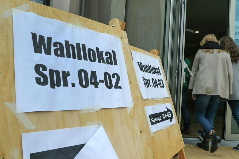 Hinweisschilder zu Wahllokal in der Stadt Salzburg