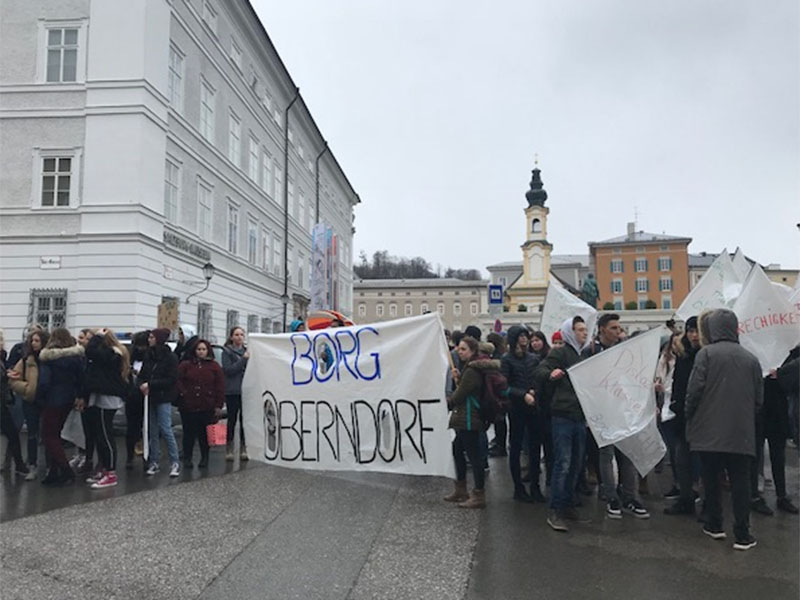 Protest gegen Schulzusammenlegung in Oberndorf