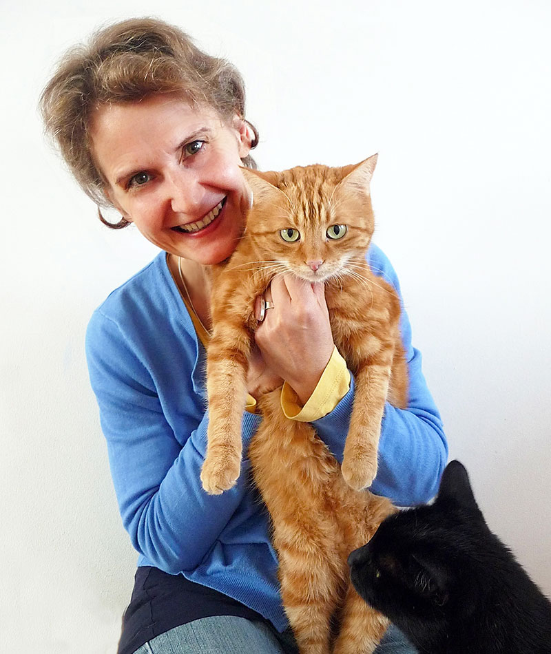 Elke Söllner mit Katzen