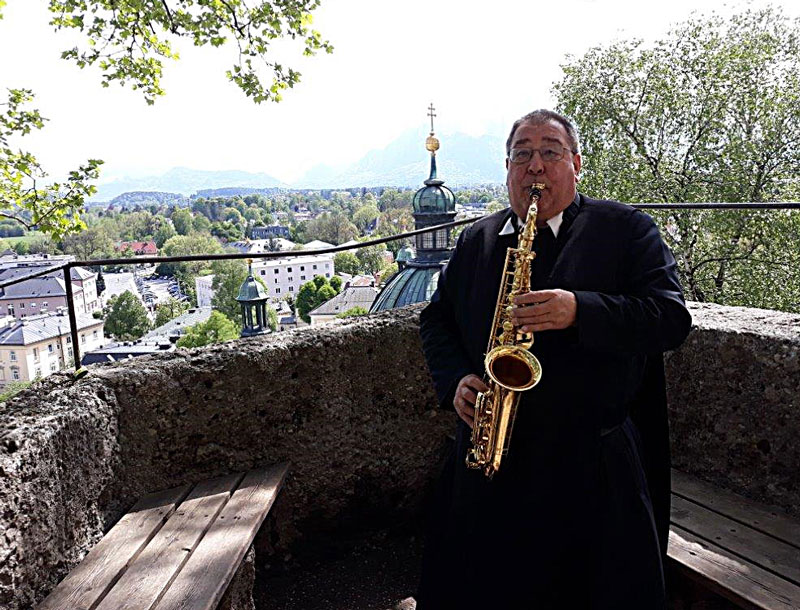 Pater Franz mit Saxophon auf Wallfahrt
