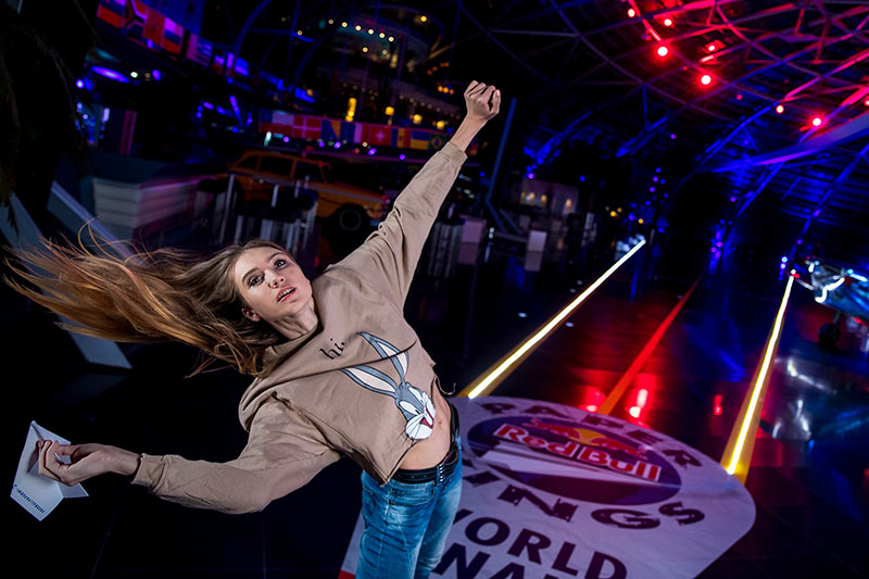 Kateryna Ahafonova bei der Papierflieger Weltmeisterschaft