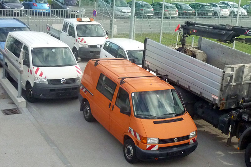 Alte Fahrzeuge des Salzburger Magistrats stehen auf Parkplatz bei Bauhof
